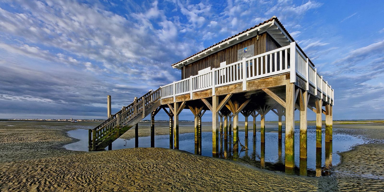 Une cabane tchanquée au milieu du Bassin